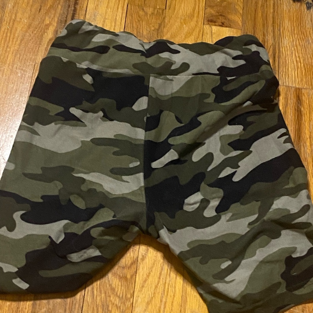 Walmart camo biker shorts S